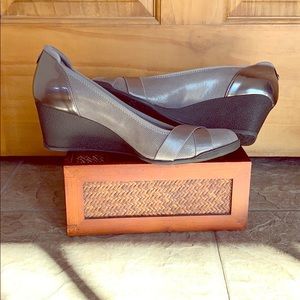 🦋Anne Klein wedge shoe